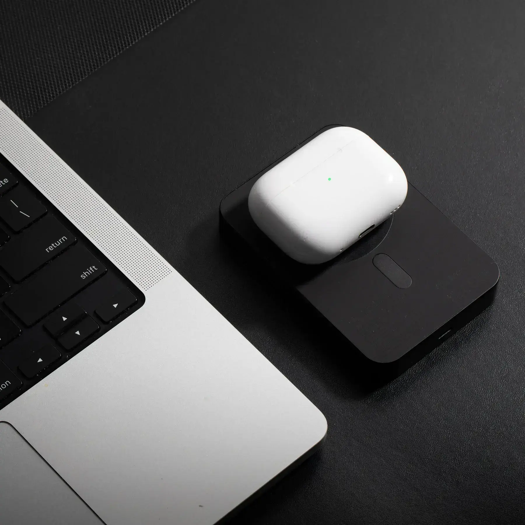 Магнітний павербанк Native Union (Re) Classic Magnetic Power Bank 10 000mAh - Black (PB-10KMS-BLK)