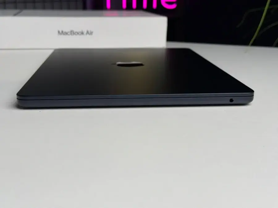 УЦІНКА MacBook Air 13" M3/8CPU/10GPU/24GB/1TB Midnight 2024 (Z1BC00148) - Стан: гарний | Акумулятор: 100% | Комплектація: повний | Гарантія: 3 міс.
