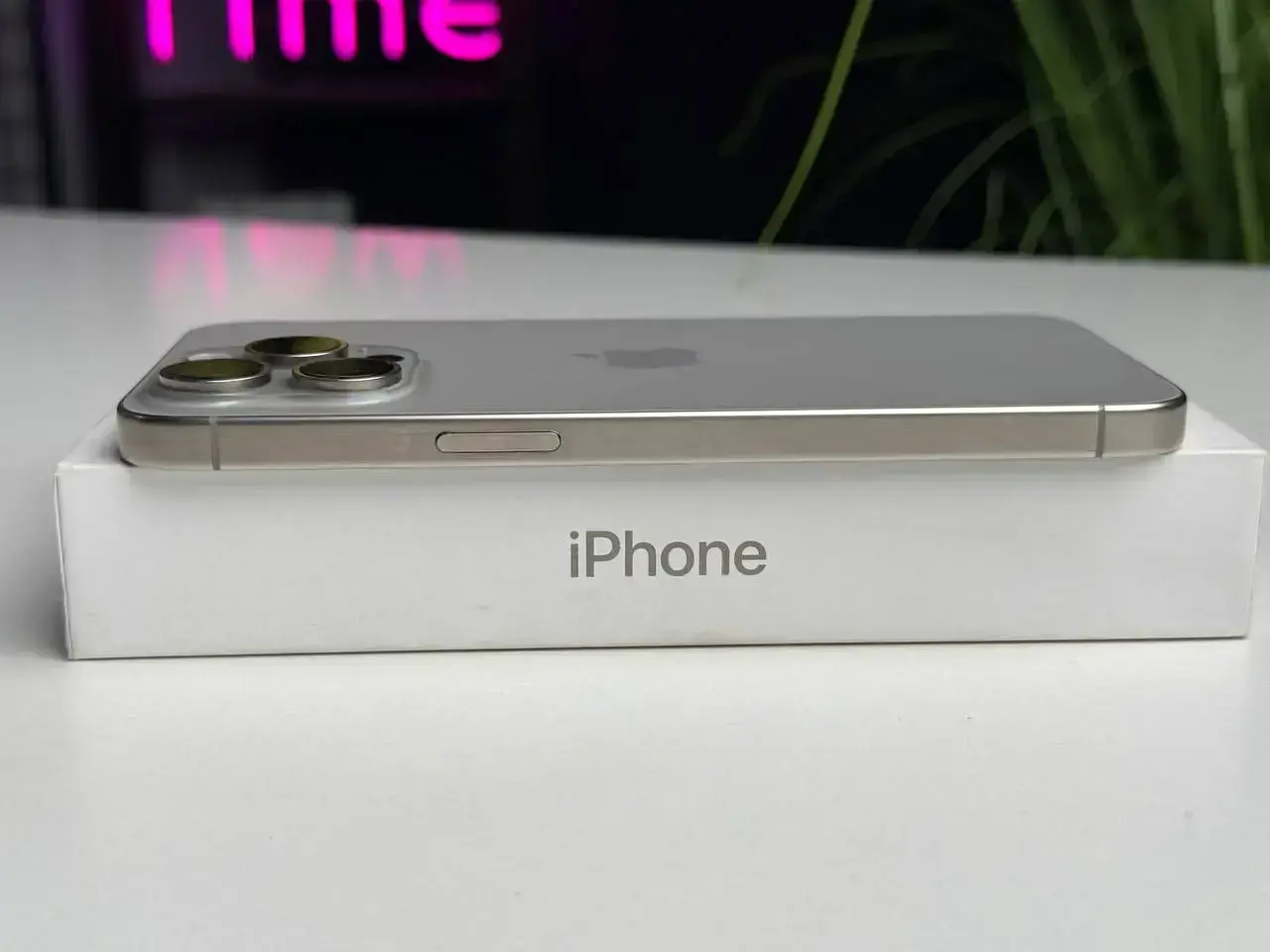 Б/У Apple iPhone 15 Pro Max 256GB Natural Titanium (MU793) - Состояние: хороший | Аккумулятор: 87% | Комплектация: полный | Гарантия: 1 мес.