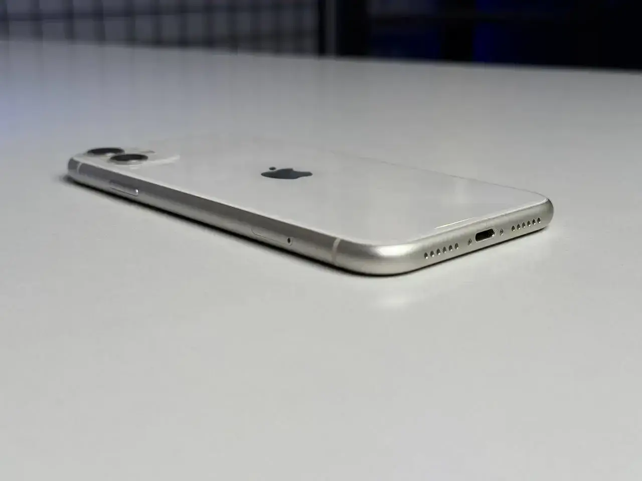 ВЖИВАНИЙ Apple iPhone 11 128GB White (MWLF2) Full Box - Стан: гарний (мілкі подряпини на склі) | Акумулятор: 100% | Комплектація: iPhone, кабель | Гарантія: 1 міс.