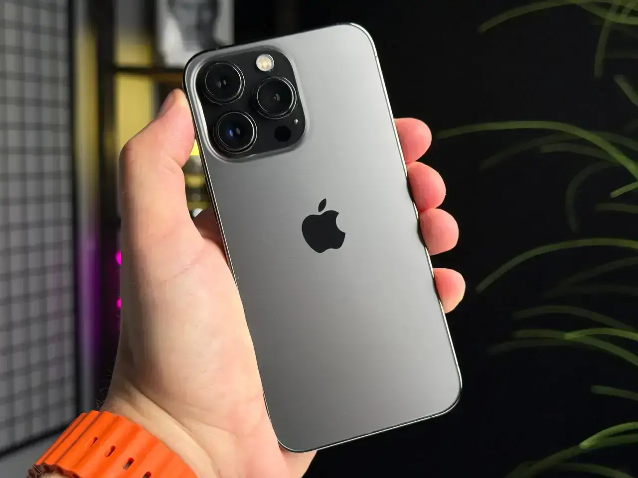 ВЖИВАНИЙ Apple iPhone 13 Pro 256GB Graphite (MLTW3, MLVE3) - Стан: гарний (подряпина на склі) | Акумулятор: 100% | Комплектація: iPhone, кабель | Гарантія: 1 міс.
