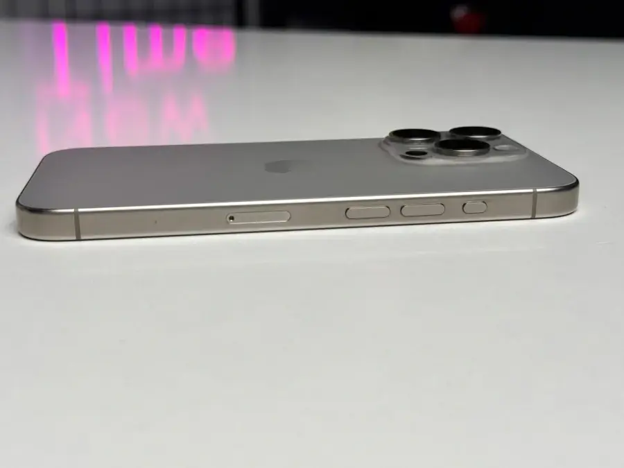 ВЖИВАНИЙ Apple iPhone 15 Pro 128GB Natural Titanium (MTUX3) - Стан: гарний (чорна пляма на матриці) | Акумулятор: 91% | Комплектація: iPhone, кабель | Гарантія: 1 міс.