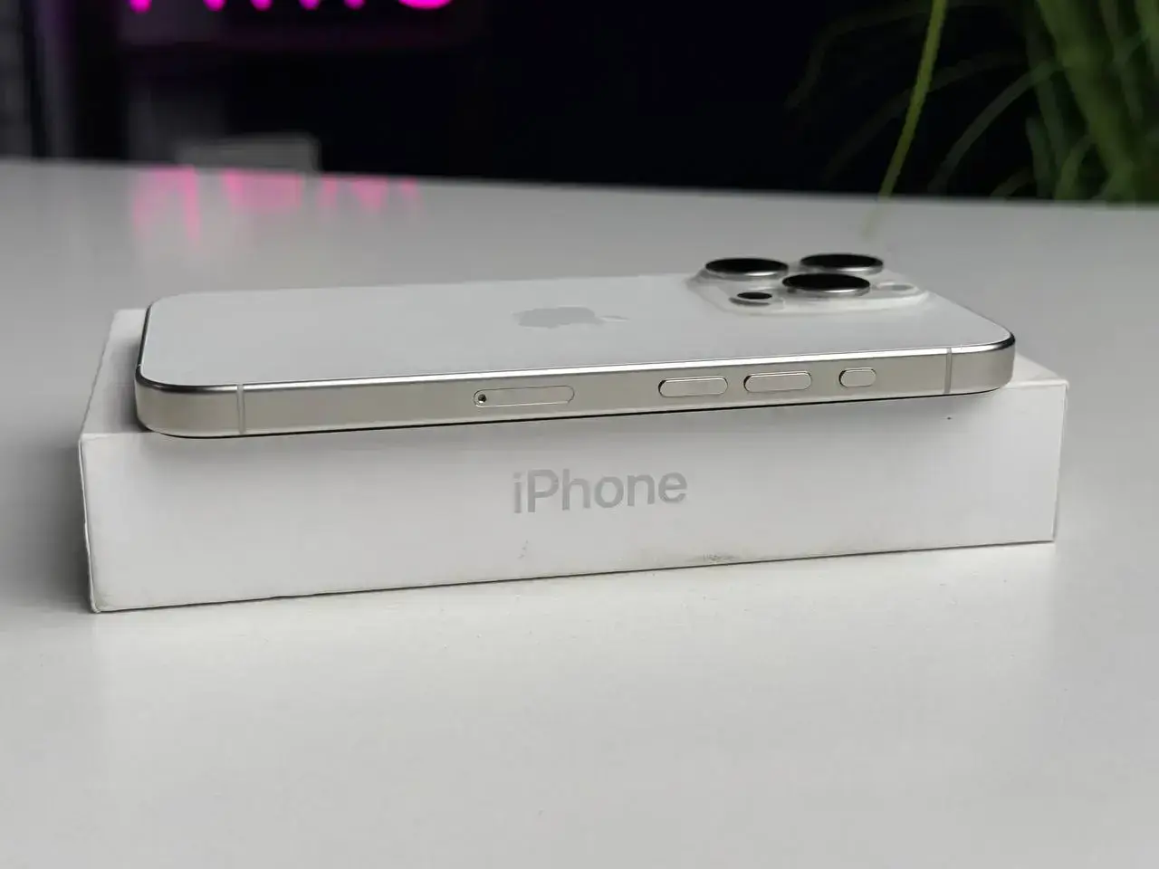 ВЖИВАНИЙ Apple iPhone 15 Pro 256GB White Titanium (MTV43) - Стан: ідеальний | Акумулятор: 89% | Комплектація: повний | Гарантія: 1 міс.