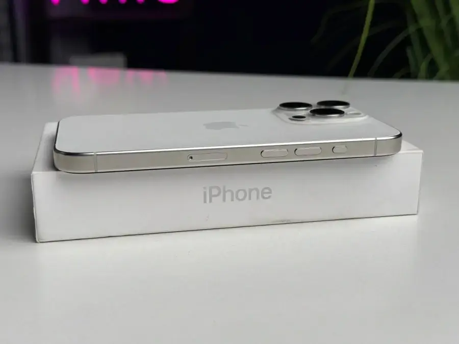 ВЖИВАНИЙ Apple iPhone 15 Pro 256GB White Titanium (MTV43) - Стан: ідеальний | Акумулятор: 89% | Комплектація: повний | Гарантія: 1 міс.