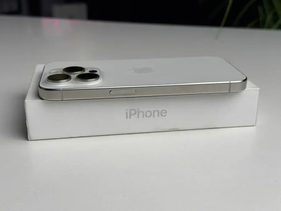 ВЖИВАНИЙ Apple iPhone 15 Pro 256GB White Titanium (MTV43) - Стан: ідеальний | Акумулятор: 89% | Комплектація: повний | Гарантія: 1 міс.