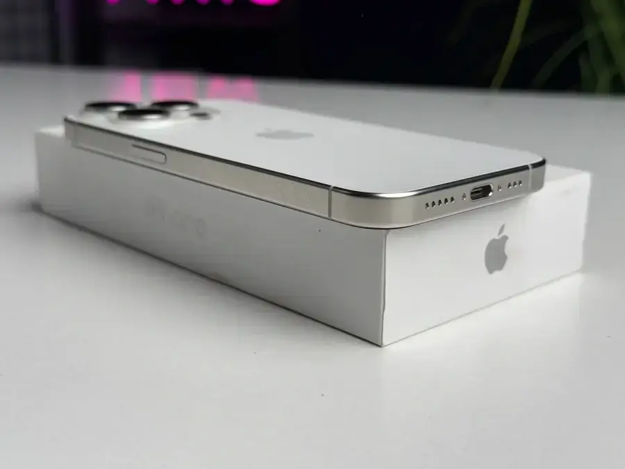 ВЖИВАНИЙ Apple iPhone 15 Pro 256GB White Titanium (MTV43) - Стан: ідеальний | Акумулятор: 89% | Комплектація: повний | Гарантія: 1 міс.