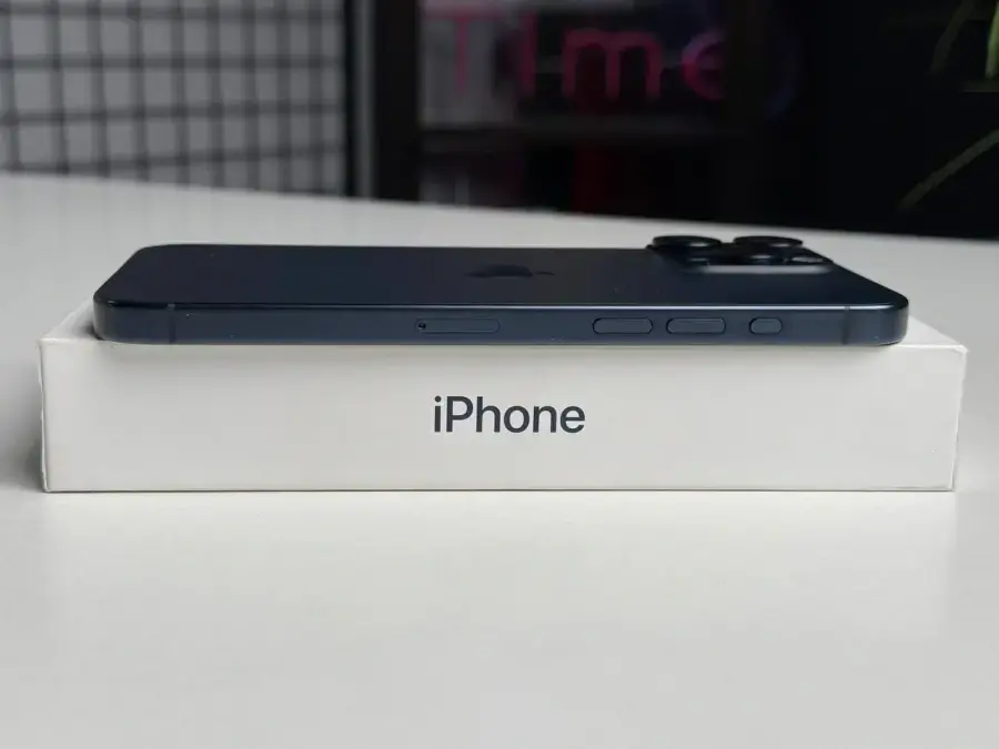 ВЖИВАНИЙ Apple iPhone 15 Pro Max 256GB Blue Titanium (MU7A3) - Стан: гарний | Акумулятор: 90% | Комплектація: повний | Гарантія: 1 міс.