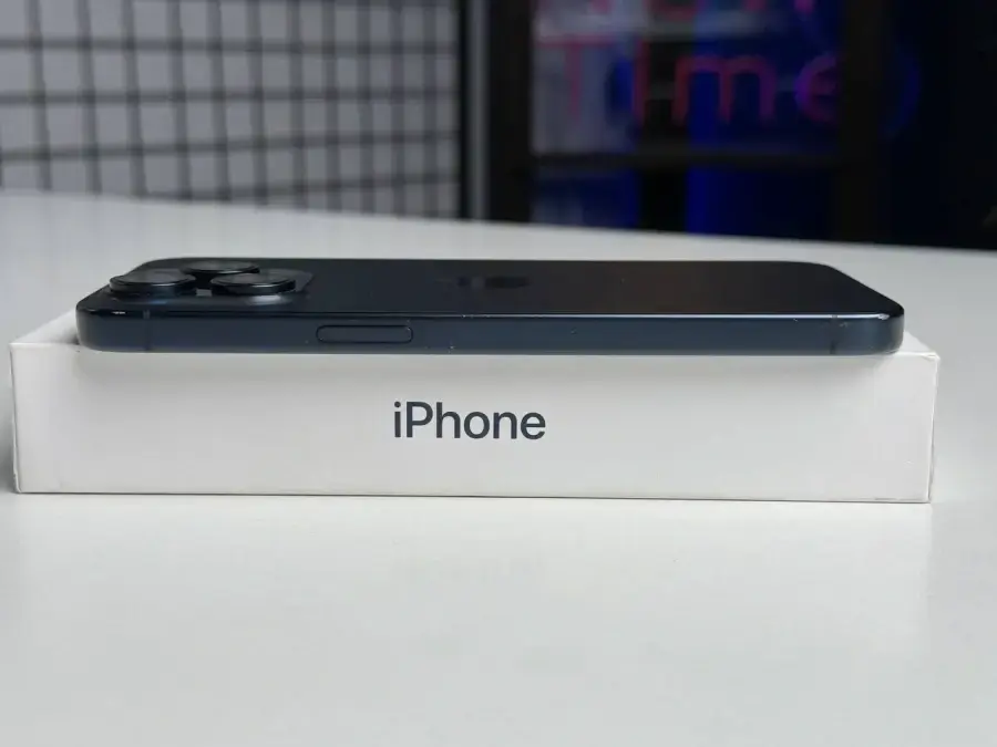 ВЖИВАНИЙ Apple iPhone 15 Pro Max 256GB Blue Titanium (MU7A3) - Стан: гарний | Акумулятор: 90% | Комплектація: повний | Гарантія: 1 міс.