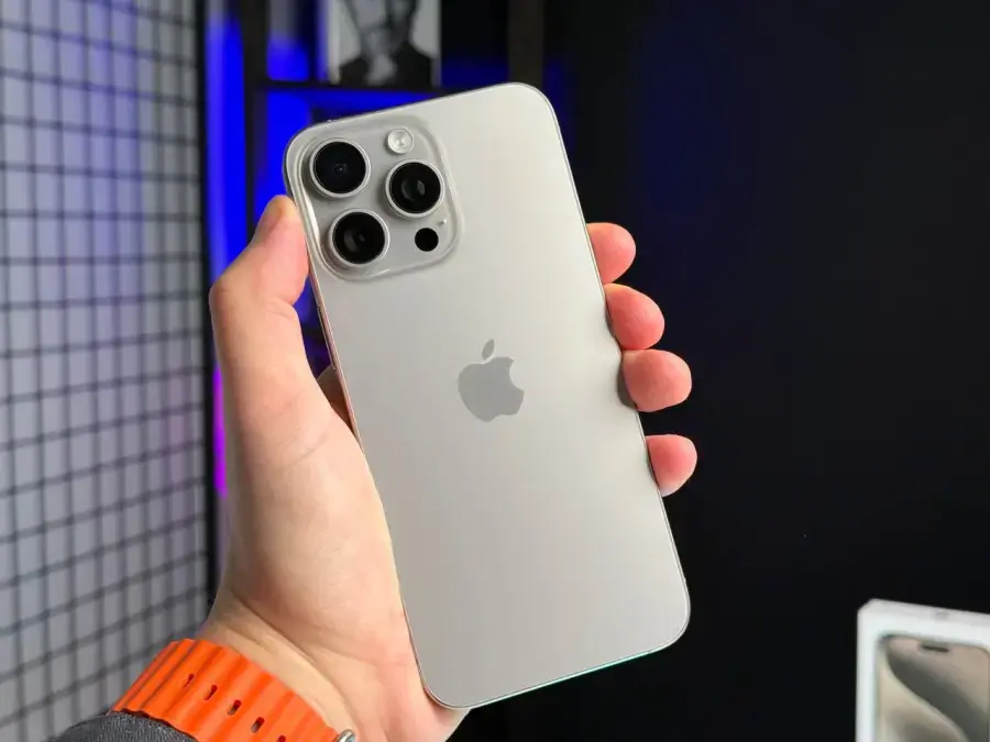 ВЖИВАНИЙ Apple iPhone 15 Pro Max 256GB Natural Titanium (MU793) - Стан: гарний (мілкі подряпини на екрані) | Акумулятор: 92% | Комплектація: повний | Гарантія: 1 міс.