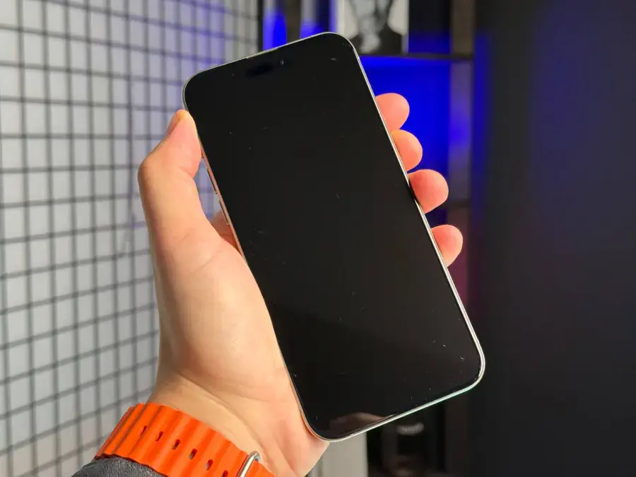 ВЖИВАНИЙ Apple iPhone 15 Pro Max 256GB Natural Titanium (MU793) - Стан: гарний (мілкі подряпини на екрані) | Акумулятор: 92% | Комплектація: повний | Гарантія: 1 міс.