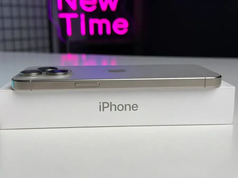 ВЖИВАНИЙ Apple iPhone 15 Pro Max 256GB Natural Titanium (MU793) - Стан: гарний (мілкі подряпини на екрані) | Акумулятор: 92% | Комплектація: повний | Гарантія: 1 міс.