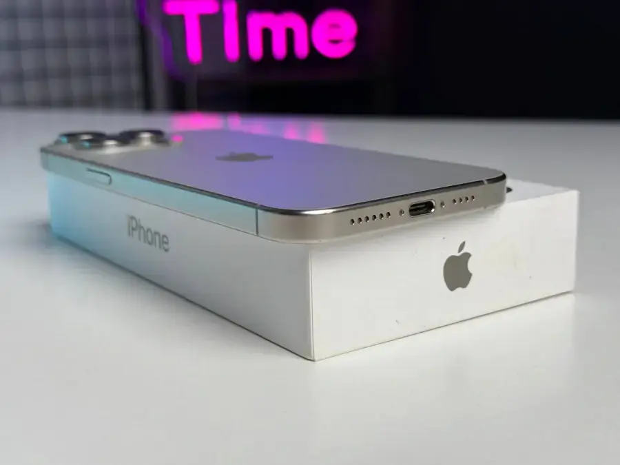 ВЖИВАНИЙ Apple iPhone 15 Pro Max 256GB Natural Titanium (MU793) - Стан: гарний (мілкі подряпини на екрані) | Акумулятор: 92% | Комплектація: повний | Гарантія: 1 міс.