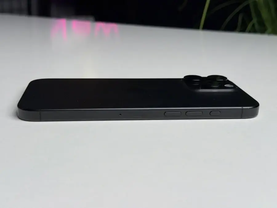 ВЖИВАНИЙ Apple iPhone 16 Pro Max 256GB Black Titanium (MYWV3) - Стан: гарний (декілька подряпин на екрані) | Акумулятор: 100% | Комплектація: iPhone, кабель | Гарантія: 3 міс.