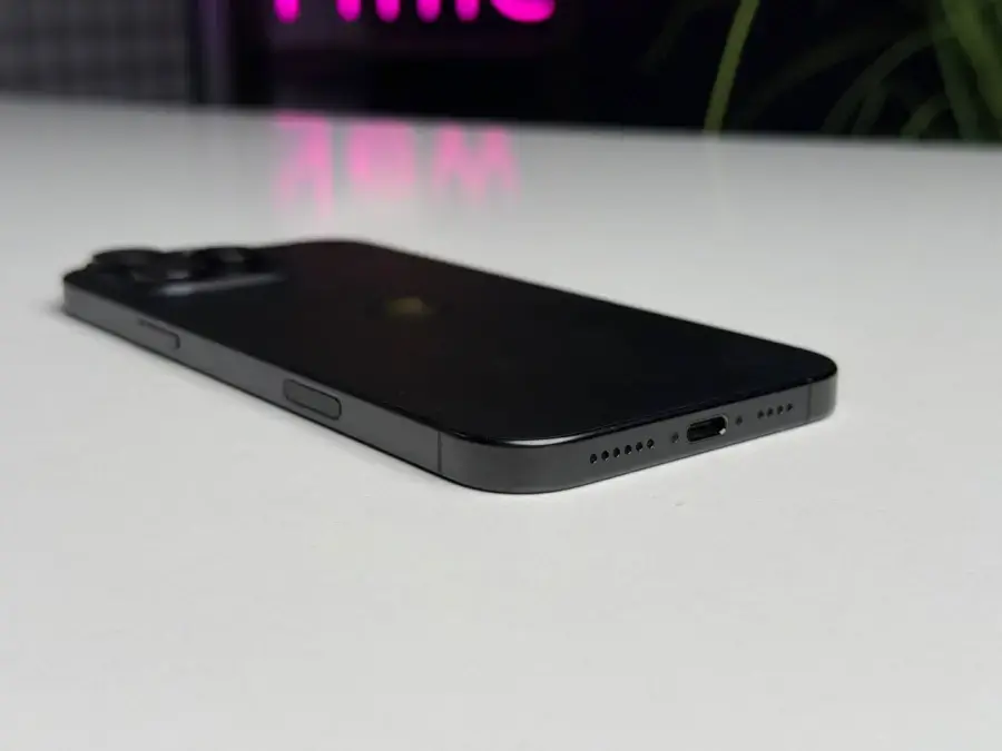 ВЖИВАНИЙ Apple iPhone 16 Pro Max 256GB Black Titanium (MYWV3) - Стан: гарний (декілька подряпин на екрані) | Акумулятор: 100% | Комплектація: iPhone, кабель | Гарантія: 3 міс.