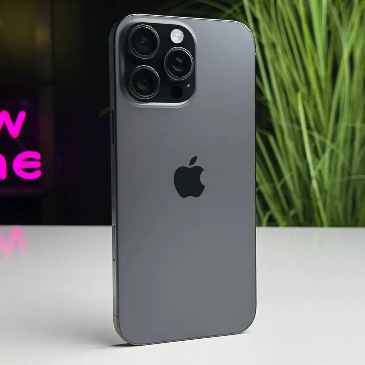 Б/У Apple iPhone 16 Pro Max 256GB Black Titanium (MYWV3) - Состояние: хороший (несколько царапин на экране) | Аккумулятор: 100% | Комплектация: iPhone, кабель | Гарантія: 3 мес.