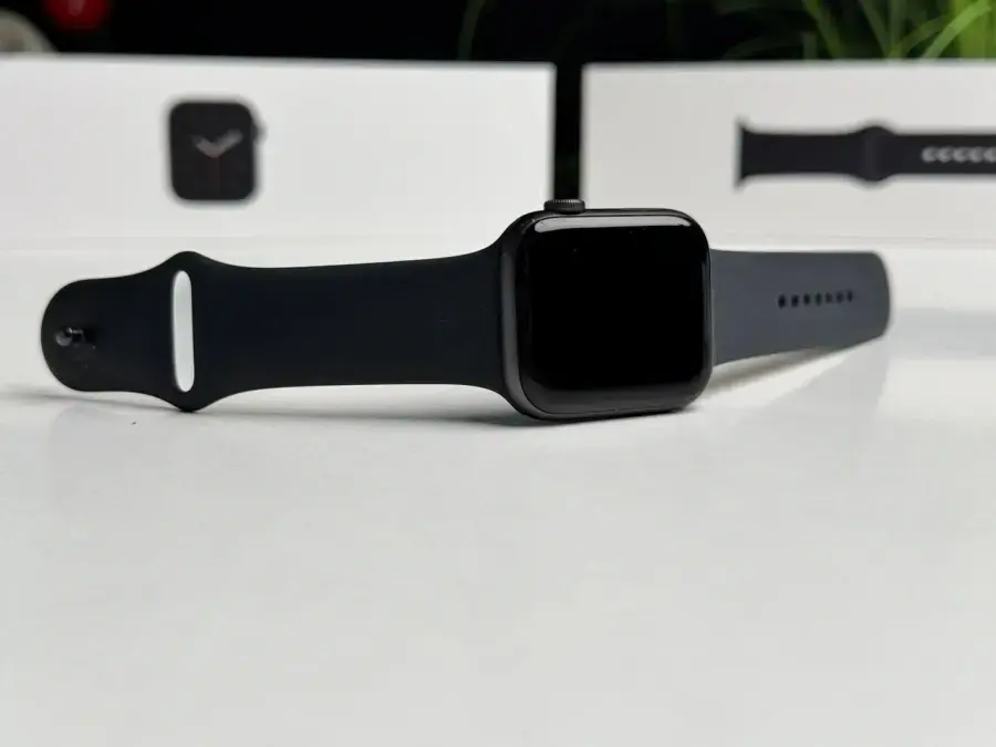 ВЖИВАНИЙ Apple Watch Series 6 GPS 44mm Space Gray Aluminum Case with Black Sport Band (M00H3) - Стан: гарний | Акумулятор: 100% | Комплектація: повний | Гарантія: 1 міс.