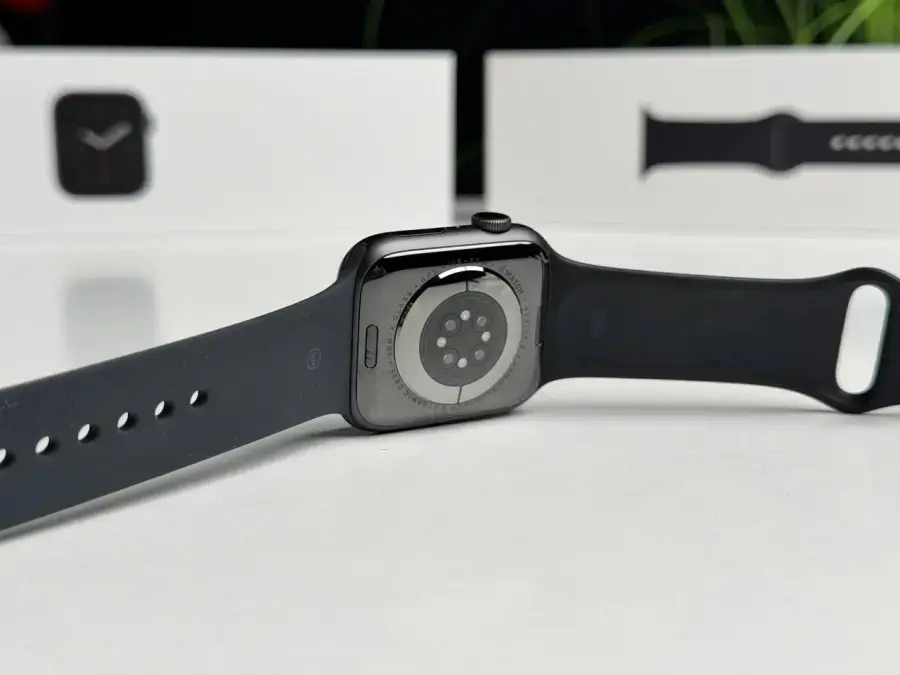 ВЖИВАНИЙ Apple Watch Series 6 GPS 44mm Space Gray Aluminum Case with Black Sport Band (M00H3) - Стан: гарний | Акумулятор: 100% | Комплектація: повний | Гарантія: 1 міс.