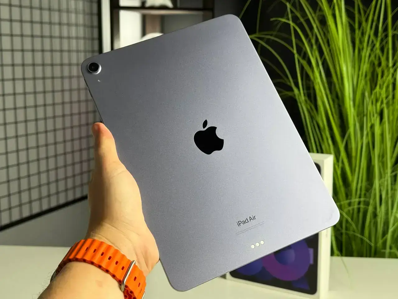ВЖИВАНИЙ iPad Air 5 10.9'' Wi-Fi 64GB Purple (MME23) - Стан: гарний (мілкі подряпини на екрані) | Акумулятор: 93% | Комплектація: повний | Гарантія: 1 міс.