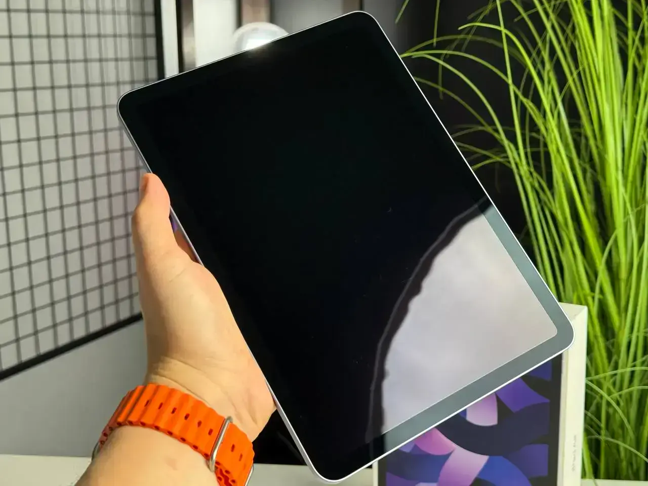 ВЖИВАНИЙ iPad Air 5 10.9'' Wi-Fi 64GB Purple (MME23) - Стан: гарний (мілкі подряпини на екрані) | Акумулятор: 93% | Комплектація: повний | Гарантія: 1 міс.