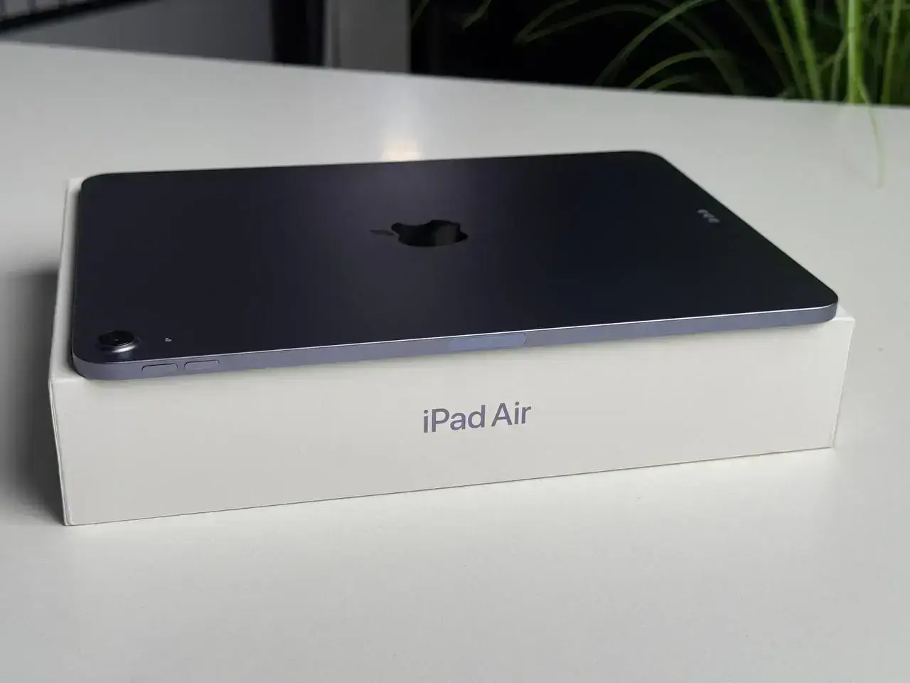 ВЖИВАНИЙ iPad Air 5 10.9'' Wi-Fi 64GB Purple (MME23) - Стан: гарний (мілкі подряпини на екрані) | Акумулятор: 93% | Комплектація: повний | Гарантія: 1 міс.