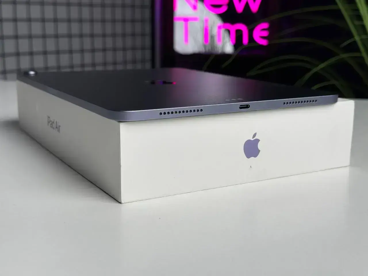 ВЖИВАНИЙ iPad Air 5 10.9'' Wi-Fi 64GB Purple (MME23) - Стан: гарний (мілкі подряпини на екрані) | Акумулятор: 93% | Комплектація: повний | Гарантія: 1 міс.