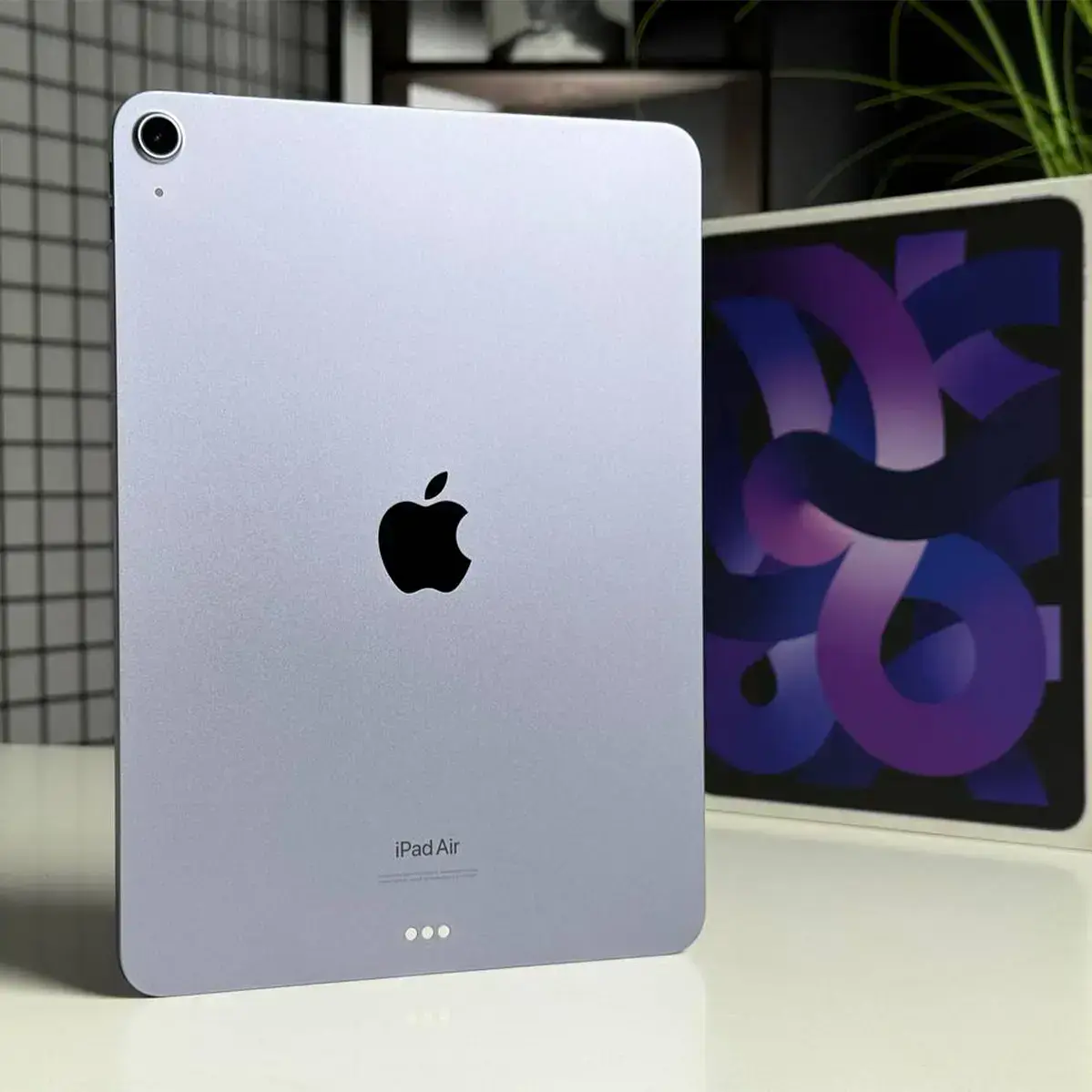 ВЖИВАНИЙ iPad Air 5 10.9'' Wi-Fi 64GB Purple (MME23) - Стан: гарний (мілкі подряпини на екрані) | Акумулятор: 93% | Комплектація: повний | Гарантія: 1 міс.