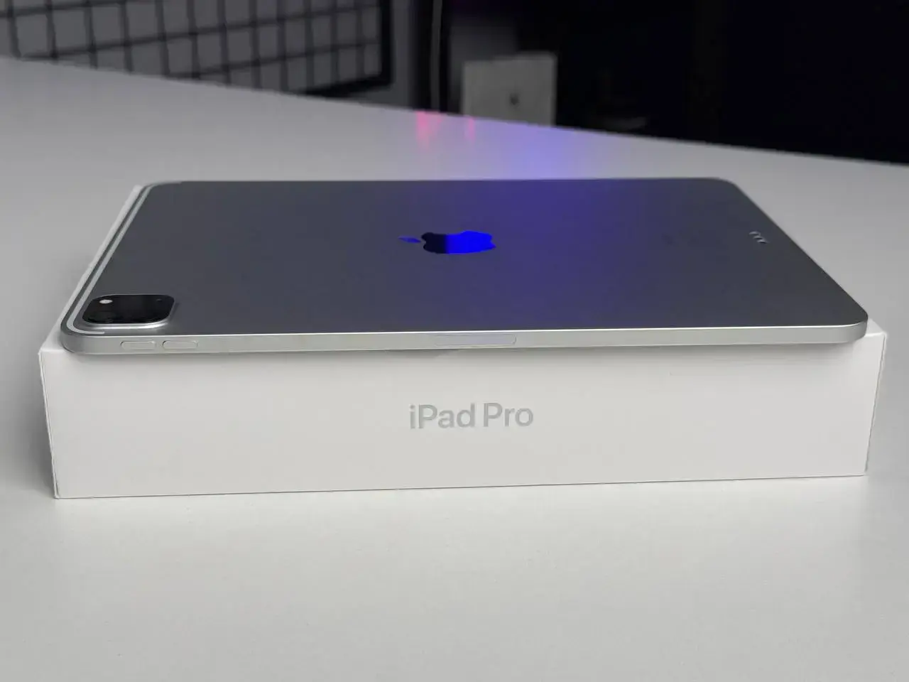 ВЖИВАНИЙ iPad Pro 11" 2021 Wi-Fi 128GB Silver (MHQT3) - Стан: гарний (2 подряпини на екрані) | Акумулятор: 82% | Комплектація: повний | Гарантія: 1 міс.