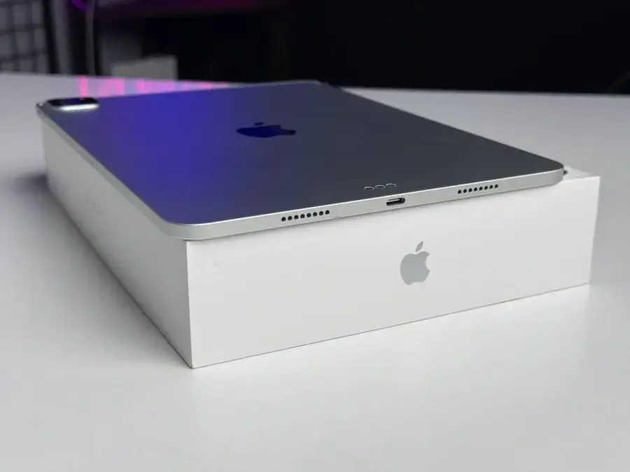 Б/У iPad Pro 11" 2021 Wi-Fi 128GB Silver (MHQT3) - Состояние: хороший (2 царапины на экране) | Аккумулятор: 82% | Комплектация: полный | Гарантія: 1 мес.