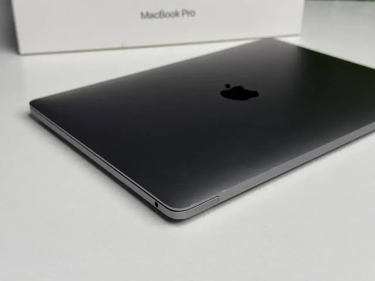 ВЖИВАНИЙ MacBook Pro 13" Space Gray (MYD82) 2020 - Стан: гарний (має сліди використання) | Акумулятор: 93% | Комплектація: повний | Гарантія: 1 міс.