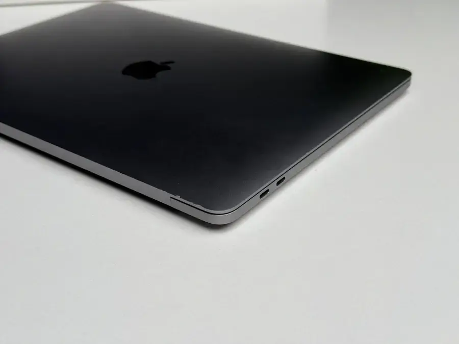 ВЖИВАНИЙ MacBook Pro 13" Space Gray (MYD82) 2020 - Стан: гарний (має сліди використання) | Акумулятор: 93% | Комплектація: повний | Гарантія: 1 міс.
