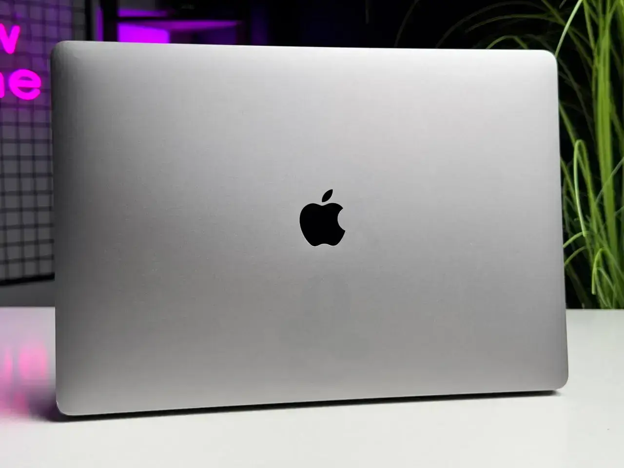 Б/У MacBook Pro 15" Space Gray (MPTR2) 2017 - Состояние: хороший (следы от наклеек) | Аккумулятор: 100% | Комплектация: полный, без коробки | Гарантія: 1 мес.