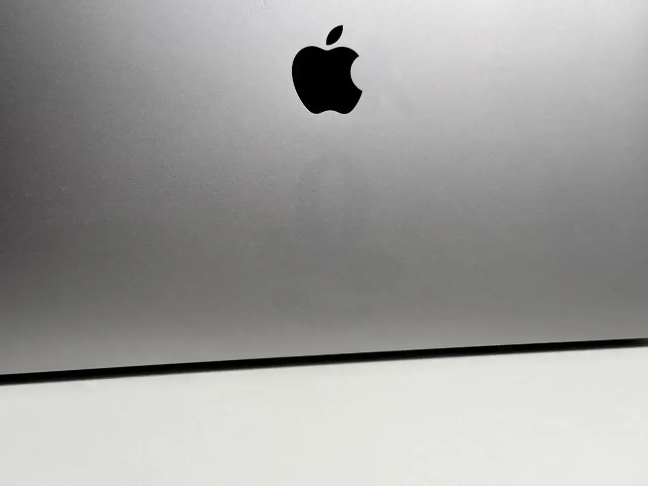 Б/У MacBook Pro 15" Space Gray (MPTR2) 2017 - Состояние: хороший (следы от наклеек) | Аккумулятор: 100% | Комплектация: полный, без коробки | Гарантія: 1 мес.