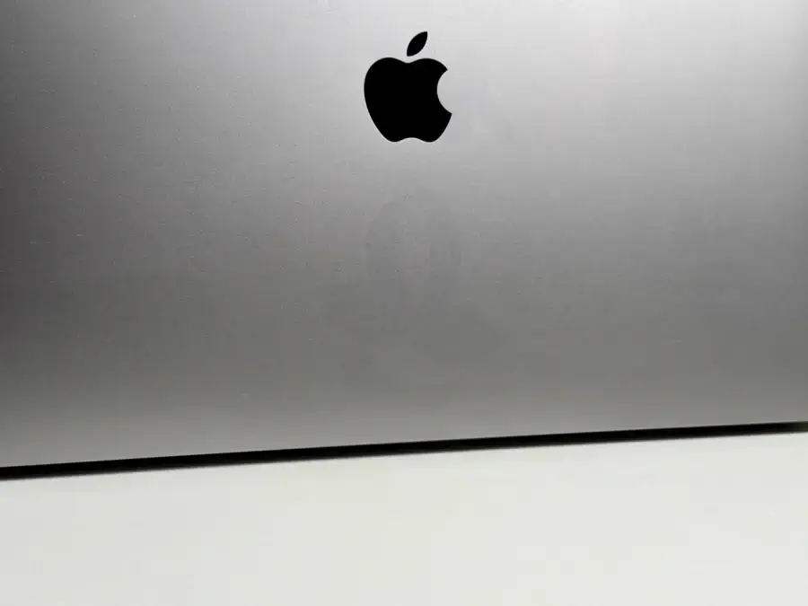 ВЖИВАНИЙ MacBook Pro 15" Space Gray (MPTR2) 2017 - Стан: гарний (сліди від наклейок) | Акумулятор: 100% | Комплектація: повний, без коробки | Гарантія: 1 міс.