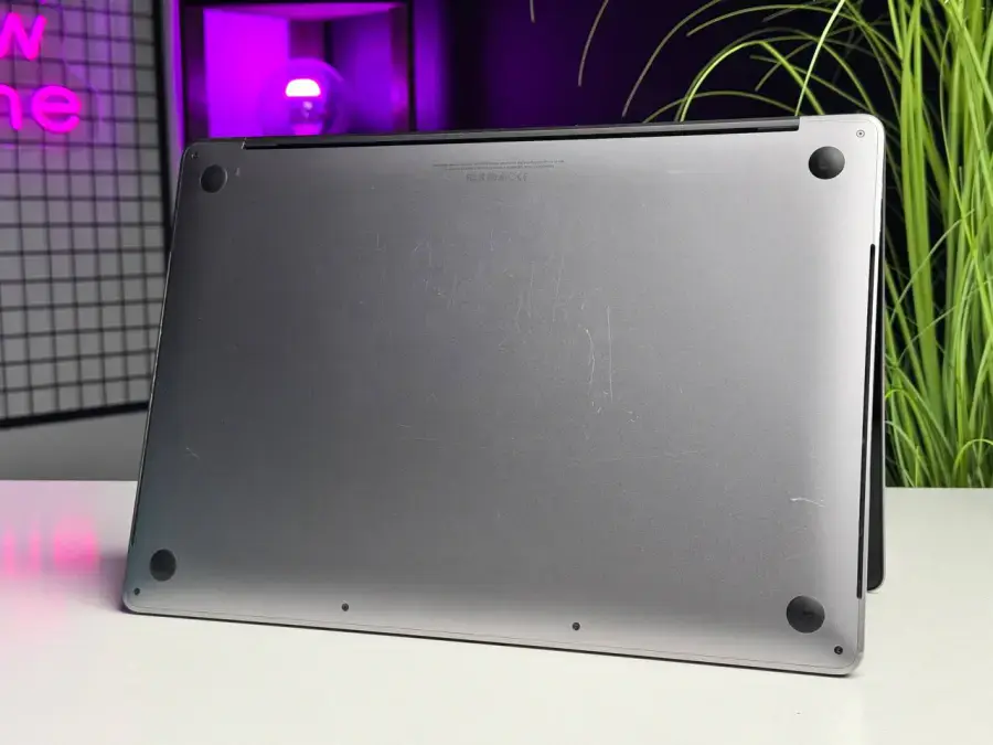 ВЖИВАНИЙ MacBook Pro 15" Space Gray (MPTR2) 2017 - Стан: гарний (сліди від наклейок) | Акумулятор: 100% | Комплектація: повний, без коробки | Гарантія: 1 міс.