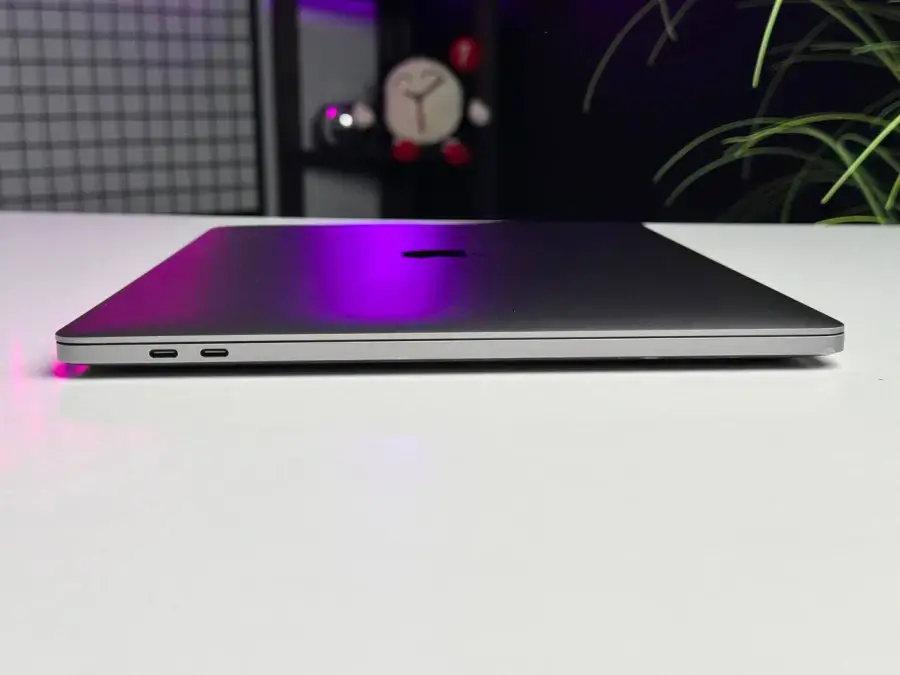 ВЖИВАНИЙ MacBook Pro 15" Space Gray (MPTR2) 2017 - Стан: гарний (сліди від наклейок) | Акумулятор: 100% | Комплектація: повний, без коробки | Гарантія: 1 міс.