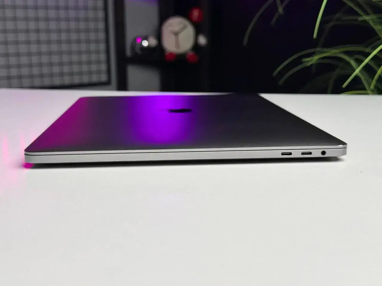 Б/У MacBook Pro 15" Space Gray (MPTR2) 2017 - Состояние: хороший (следы от наклеек) | Аккумулятор: 100% | Комплектация: полный, без коробки | Гарантія: 1 мес.