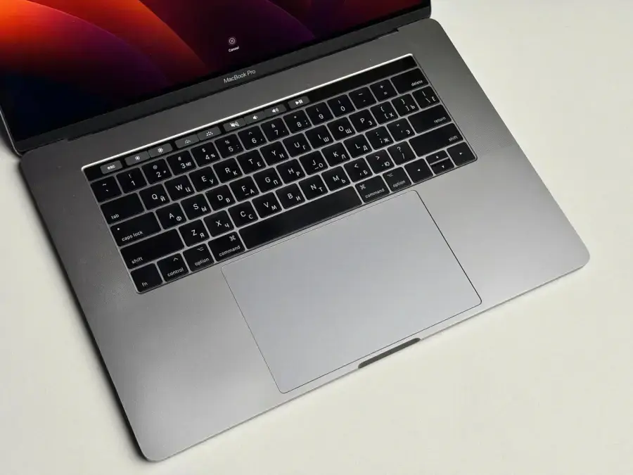 ВЖИВАНИЙ MacBook Pro 15" Space Gray (MPTR2) 2017 - Стан: гарний (сліди від наклейок) | Акумулятор: 100% | Комплектація: повний, без коробки | Гарантія: 1 міс.