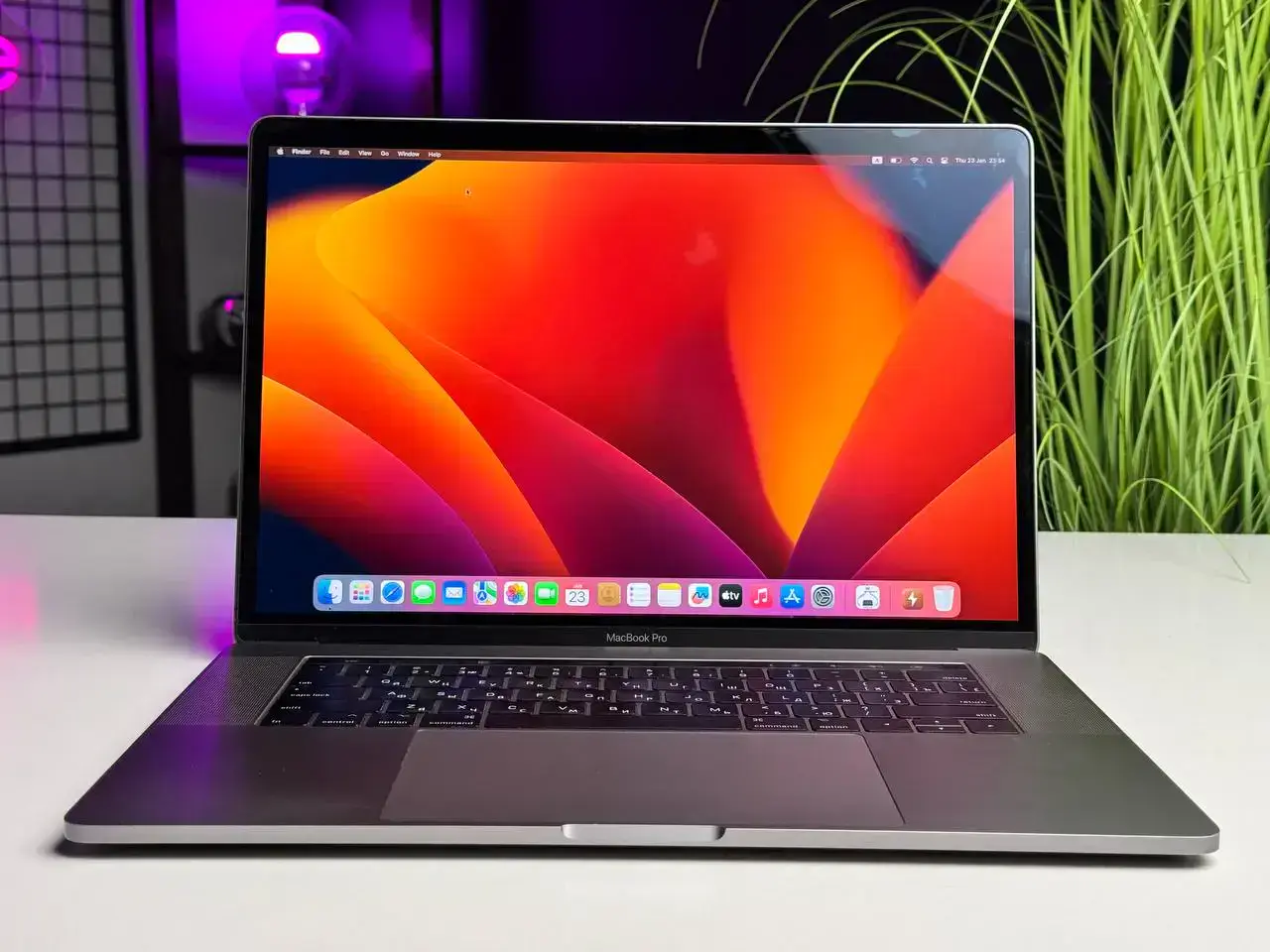 Б/У MacBook Pro 15" Space Gray (MPTR2) 2017 - Состояние: хороший (следы от наклеек) | Аккумулятор: 100% | Комплектация: полный, без коробки | Гарантія: 1 мес.