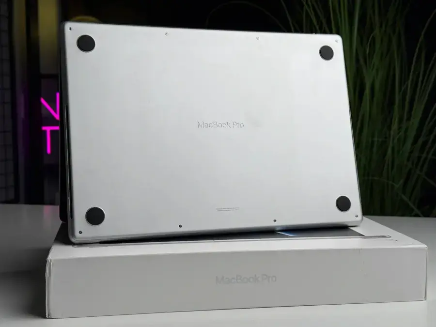 ВЖИВАНИЙ MacBook Pro 16" Silver 2023 (MNWC3) - Стан: гарний | Акумулятор: 100% | Комплектація: повний | Гарантія: 1 міс.