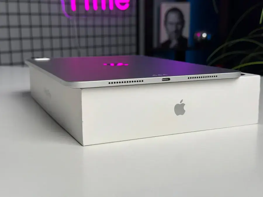 ВІТРИННИЙ iPad Pro 11 M4 2024 Wi-Fi 1TB with Standard glass - Silver (MVVF3) | Apple M4 | 10-ядерний процесор | 10-ядерний графічний процесор | 1 ТБ | 16 ГБ | 12 Мп | 12 Мп | Стан: ідеальний | Акумулятор: 100% (21 цикл) | Гарантія: 6 місяців | Комплект: п