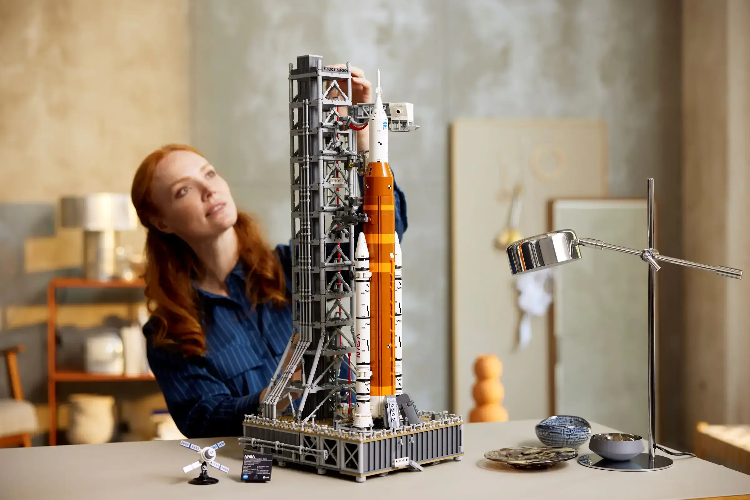 Блоковый конструктор LEGO Icons Система космического запуска НАСА Артемида (10341)
