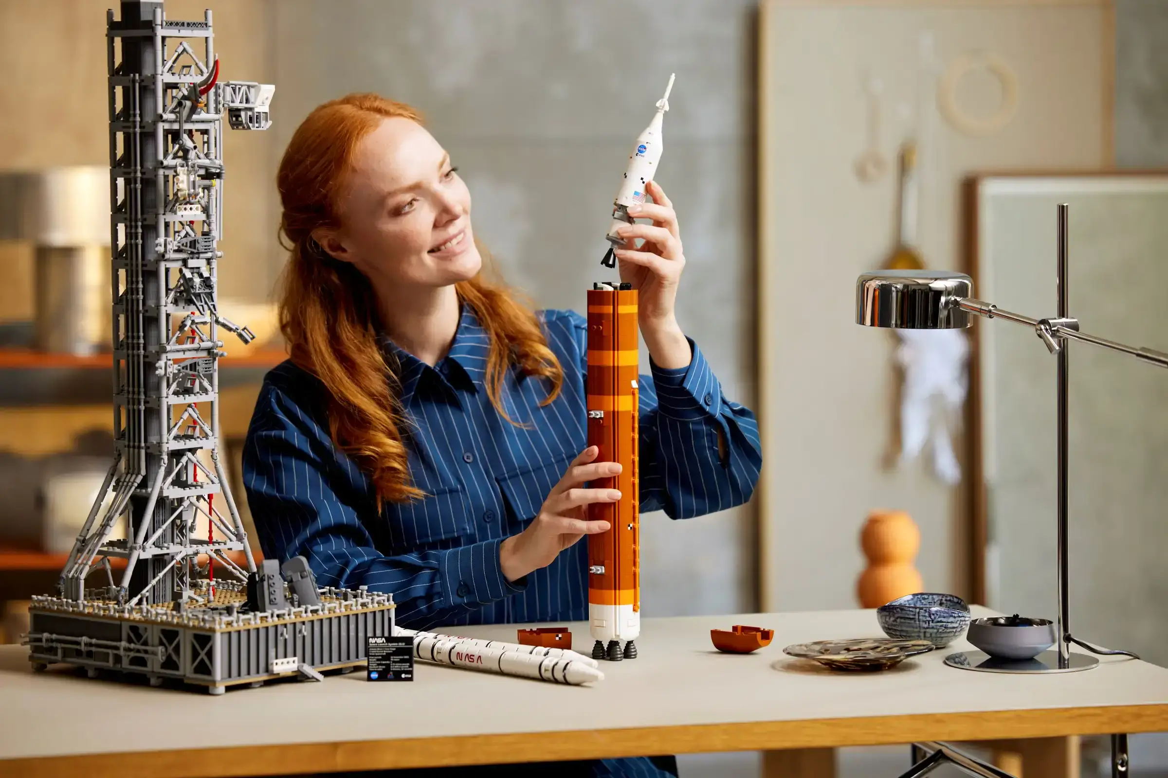 Блоковый конструктор LEGO Icons Система космического запуска НАСА Артемида (10341)