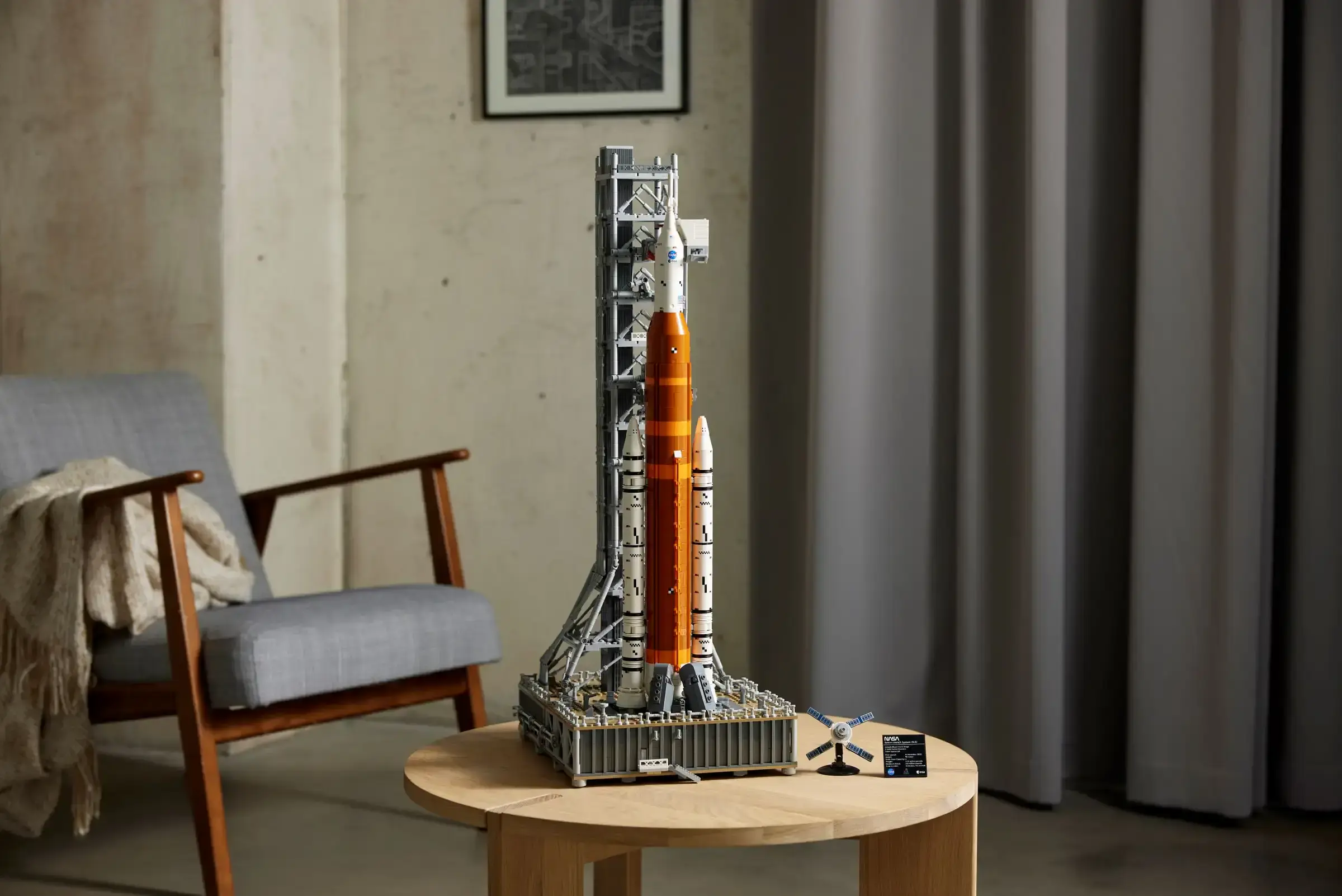 Блоковый конструктор LEGO Icons Система космического запуска НАСА Артемида (10341)