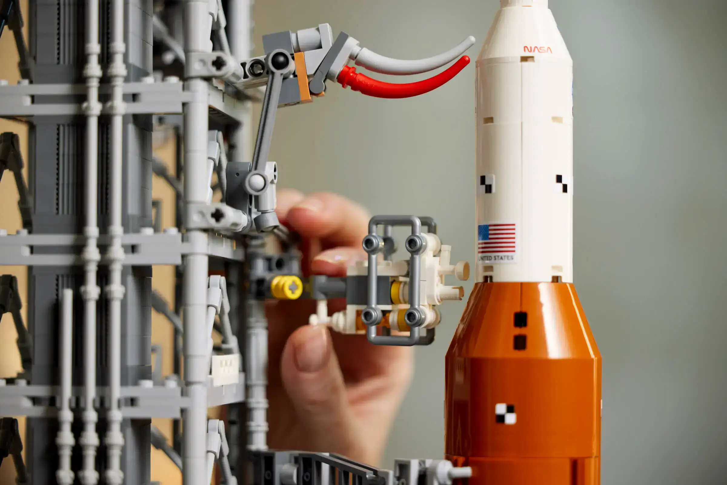 Блоковый конструктор LEGO Icons Система космического запуска НАСА Артемида (10341)