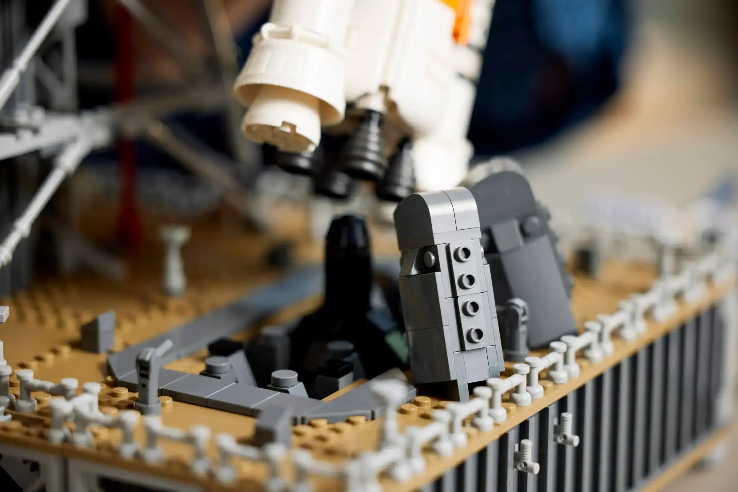 Блоковый конструктор LEGO Icons Система космического запуска НАСА Артемида (10341)