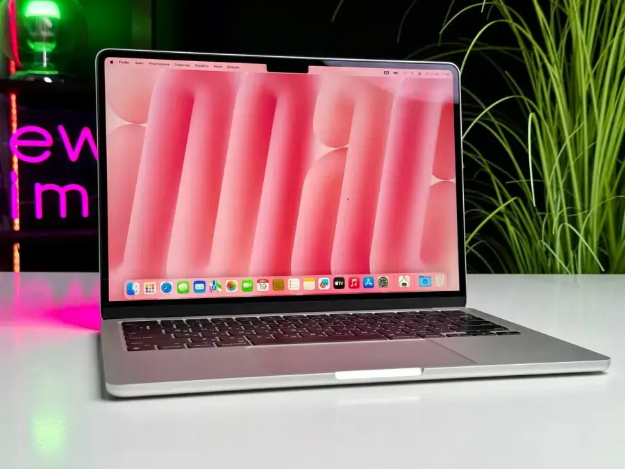 ВІТРИННИЙ MacBook Air 13.6" Silver 2022 (MLXY3) - Стан: гарний | Акумулятор: 100% | Комплектація: повний, без коробки | Гарантія: 3 міс.