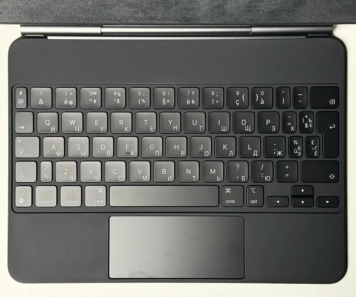 Чехол-клавиатура Apple Magic Keyboard для iPad Air 11" M2 & iPad Air 10.9" & iPad Pro 11" M2 - French - Black (MXQT2F/A) | с гравировкой кириллицей
