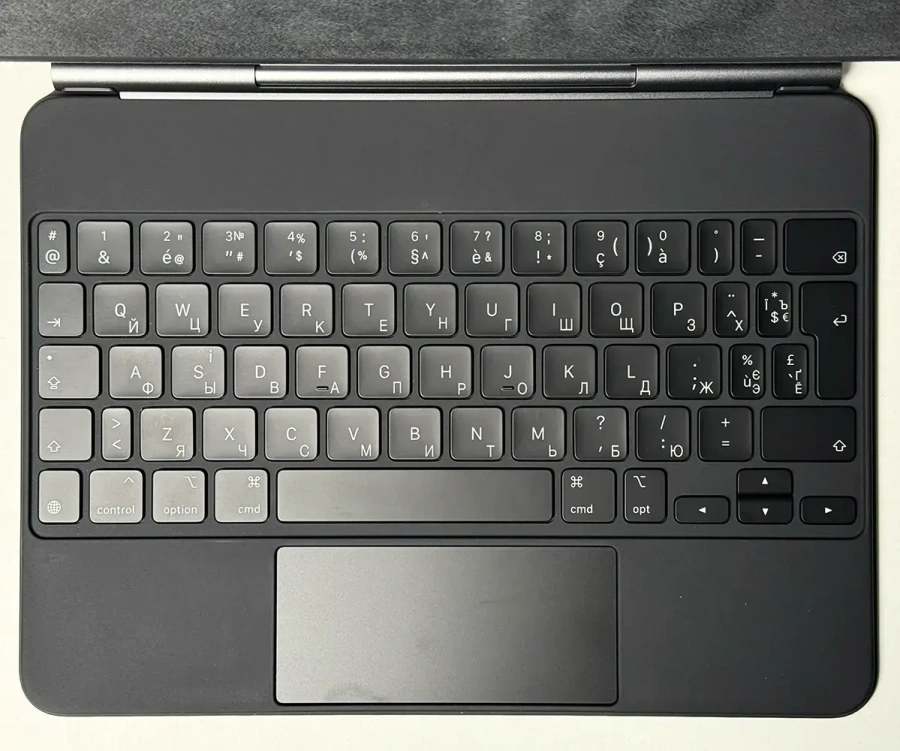 Чехол-клавиатура Apple Magic Keyboard for iPad Air 11" M2-M4 & iPad Air 10.9" & iPad Pro 11" M2 - French - Black (MXQT2F/A) | с гравировкой кириллицей
