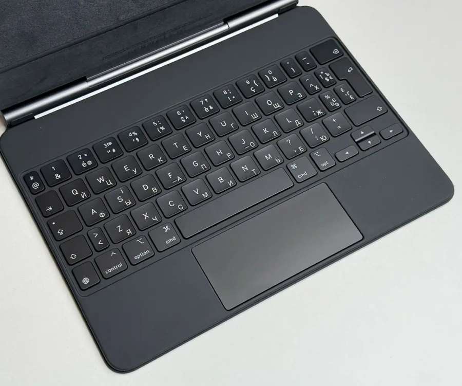 Чехол-клавиатура Apple Magic Keyboard for iPad Air 11" M2-M4 & iPad Air 10.9" & iPad Pro 11" M2 - French - Black (MXQT2F/A) | с гравировкой кириллицей