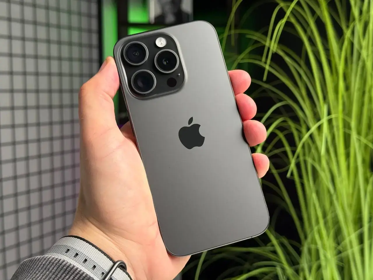 Б/У Apple iPhone 15 Pro 128GB Black Titanium (MTUV3) - Состояние: хороший | Аккумулятор: 95% | Комплектация: iPhone, кабель | Гарантія: 1 мес.